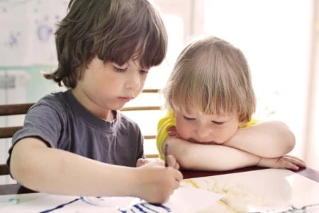 Two kids with different hair color